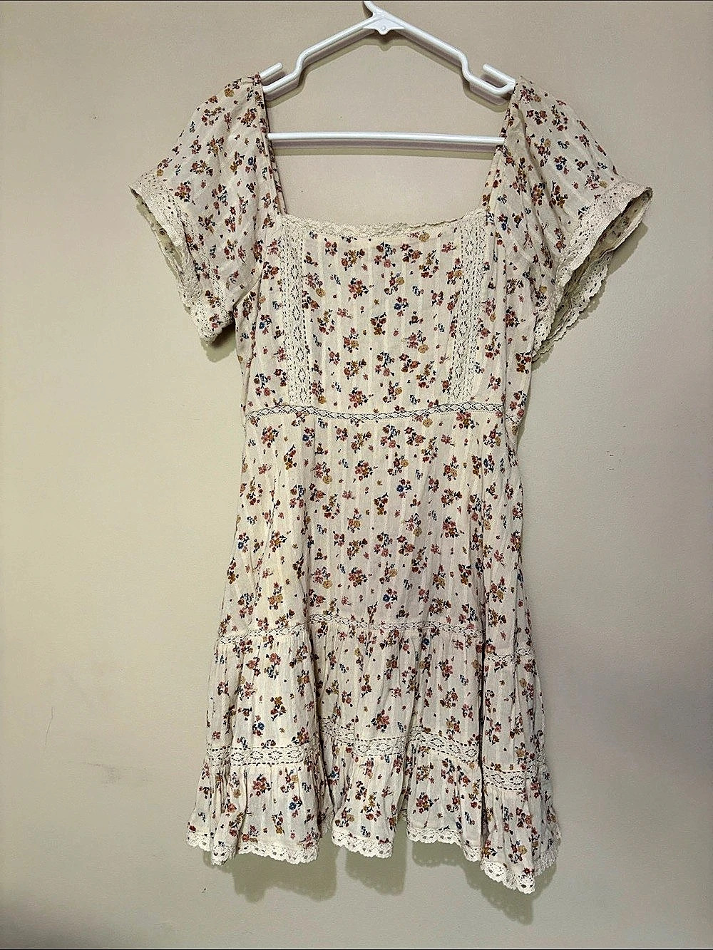 American Eagle Floral Mini Dress in Cream Size Medium